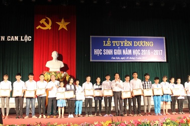 Tuyên dương, khen thưởng hơn 2.000 học sinh giỏi các cấp