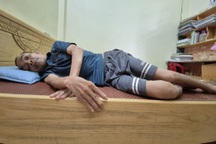 Chồng nằm liệt giường bất lực nhìn người thân lần lượt chết và mắc bệnh