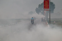 Nhiều tuyến đường ngoại thành Hà Nội mù mịt khói rơm rạ