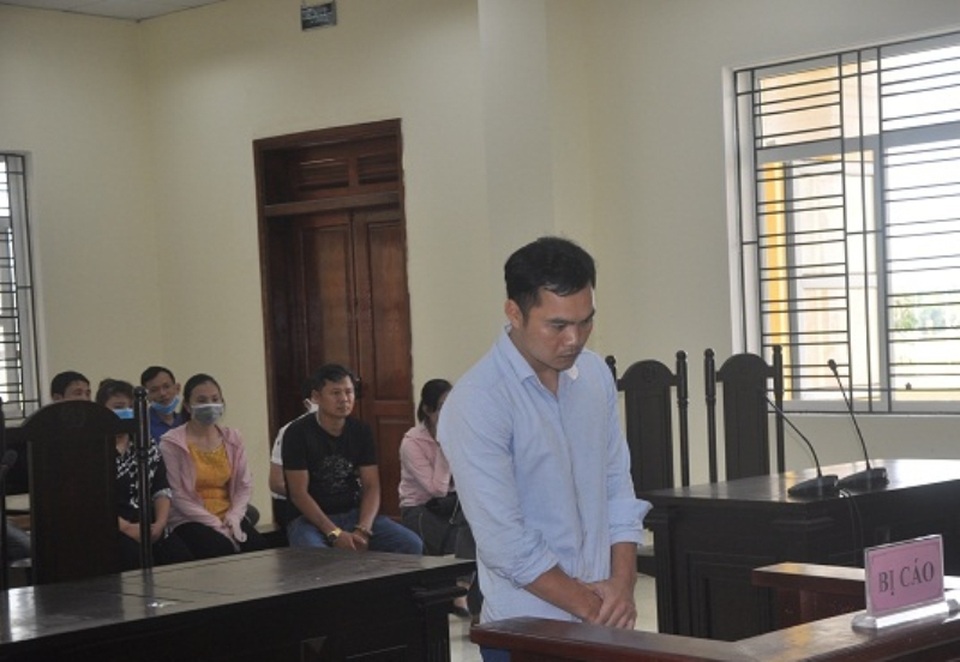 Nguyên cán bộ công an nổ súng cướp ngân hàng bị choáng tại tòa - 1 Nguyên cán bộ công an nổ súng cướp ngân hàng bị choáng tại tòa - 1