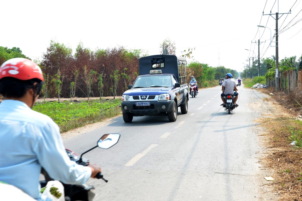 Vụ xả súng bắn chết 4 người: Người dân mặc áo chống đạn hỗ trợ cảnh sát truy tìm nghi phạm - 6 Vụ xả súng bắn chết 4 người: Người dân mặc áo chống đạn hỗ trợ cảnh sát truy tìm nghi phạm - 6
