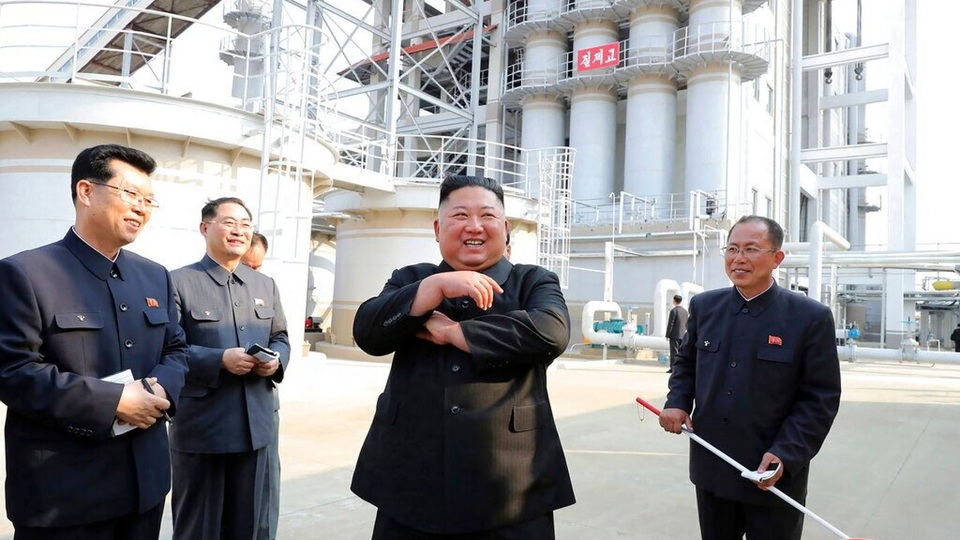 Vết đỏ bí ẩn trên cổ tay ông Kim Jong-un - 2 Vết đỏ bí ẩn trên cổ tay ông Kim Jong-un - 2