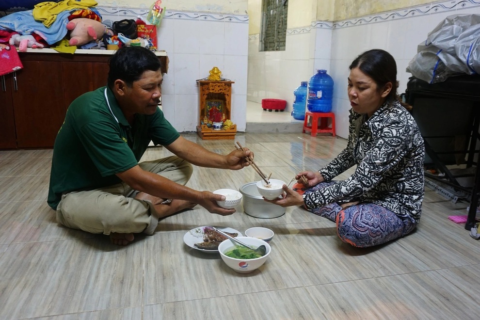 Cô lái đò nghèo khó ngày ngày chở bà bán vé số xa lạ đi chữa bệnh - 6 Cô lái đò nghèo khó ngày ngày chở bà bán vé số xa lạ đi chữa bệnh - 6