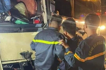 Xe khách va chạm xe bồn, tài xế tử vong, 19 người bị thương