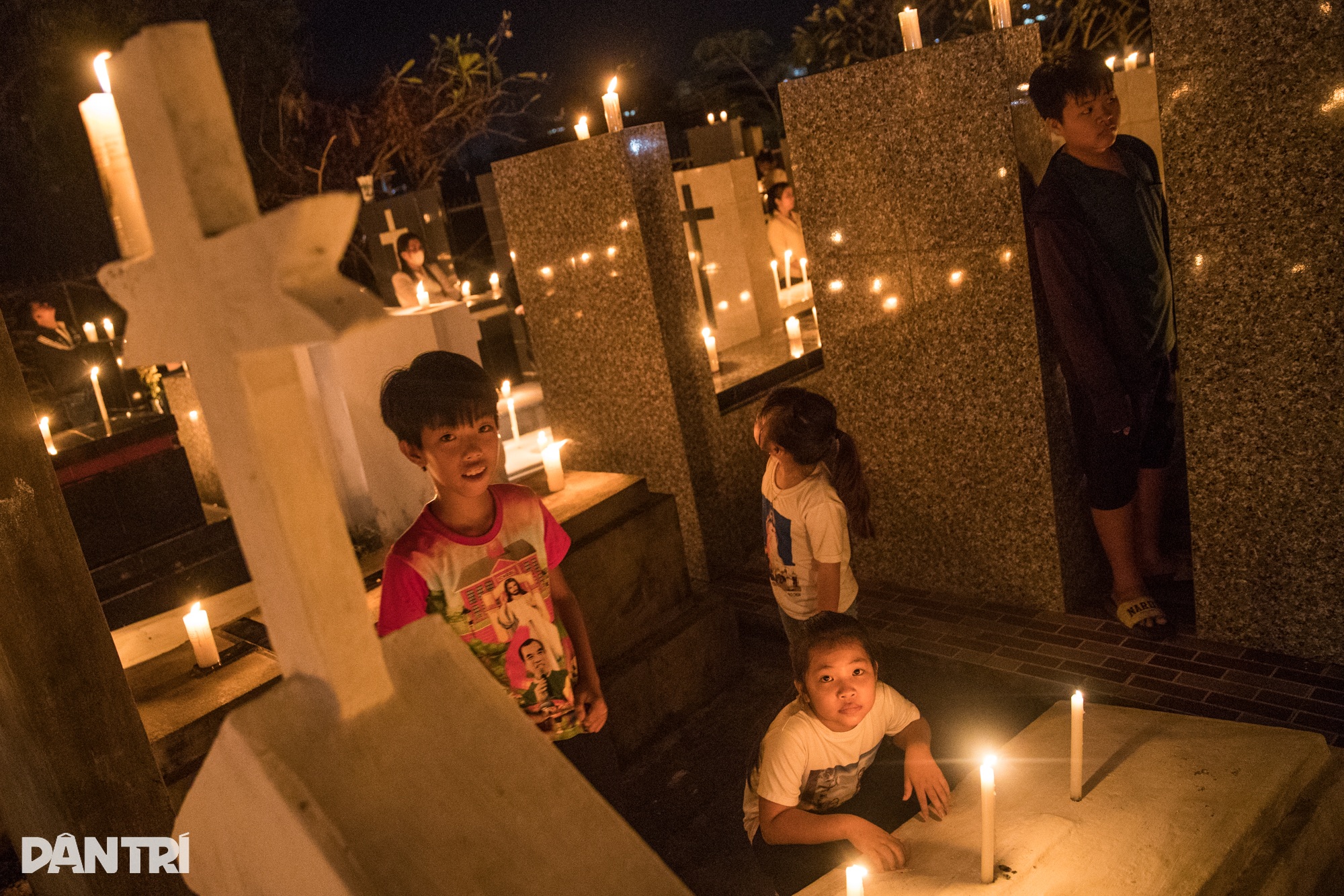 Ο Καθολικός Άμλετ λάμπει κατά την τελετή αφής της καθολικής λάμπας - 8 Xóm Đạo Tha La rực sáng trong lễ đốt đèn của người Công giáo - 8