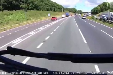 Tác dụng ngược khi tài xế xe con muốn "dằn mặt" xe tải