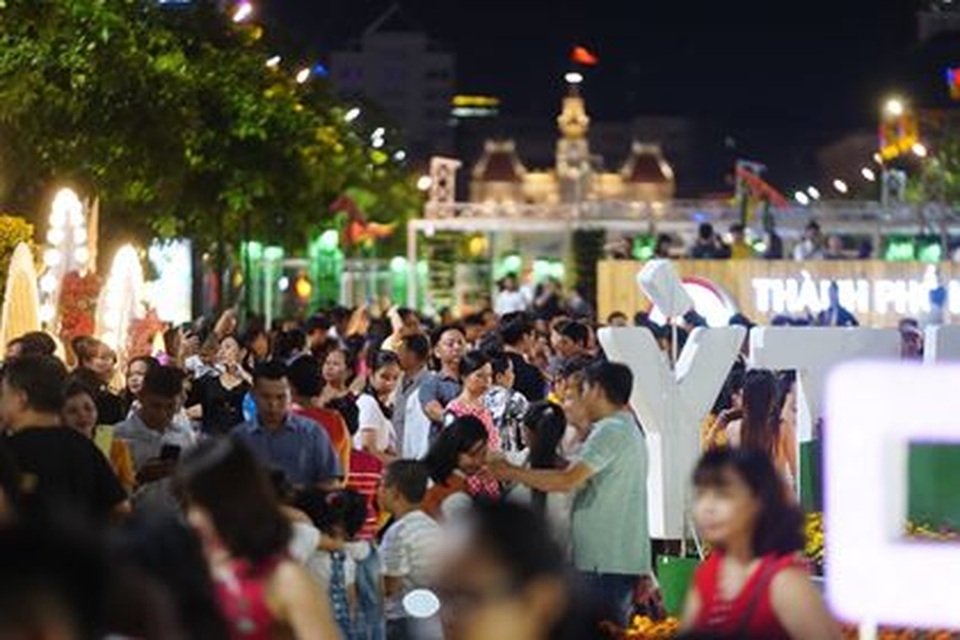 Giành giật nhau chọn chỗ chụp hình trên đường hoa Nguyễn Huệ - 6 Giành giật nhau chọn chỗ chụp hình trên đường hoa Nguyễn Huệ - 6