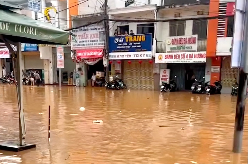 Đường phố Đà Lạt ngập trong mưa lớn - 1 Đường phố Đà Lạt ngập trong mưa lớn - 1