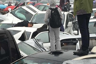 Trung Quốc: Hàng chục ô tô bẹp dúm trong tai nạn liên hoàn, 2 người chết