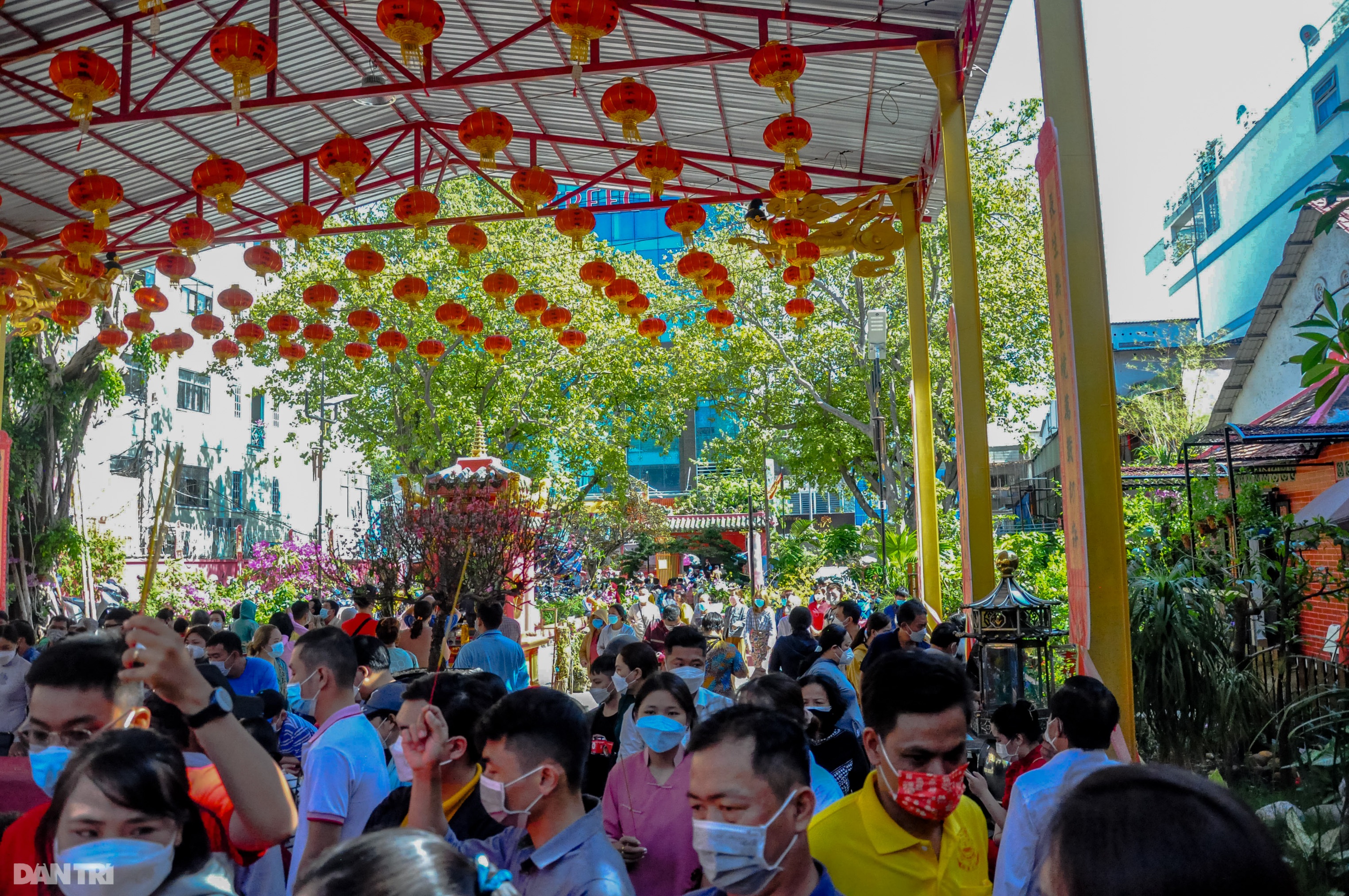 Người dân Sài Gòn tấp nập đến chùa xin con trong ngày đầu năm - 3 Người dân Sài Gòn tấp nập đến chùa xin con trong ngày đầu năm - 3