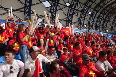 Cổ động viên Việt Nam "nhuộm đỏ" sân Al Maktoum