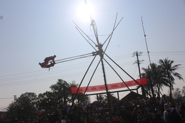 Thú vị những màn đu tiên đầu xuân mới