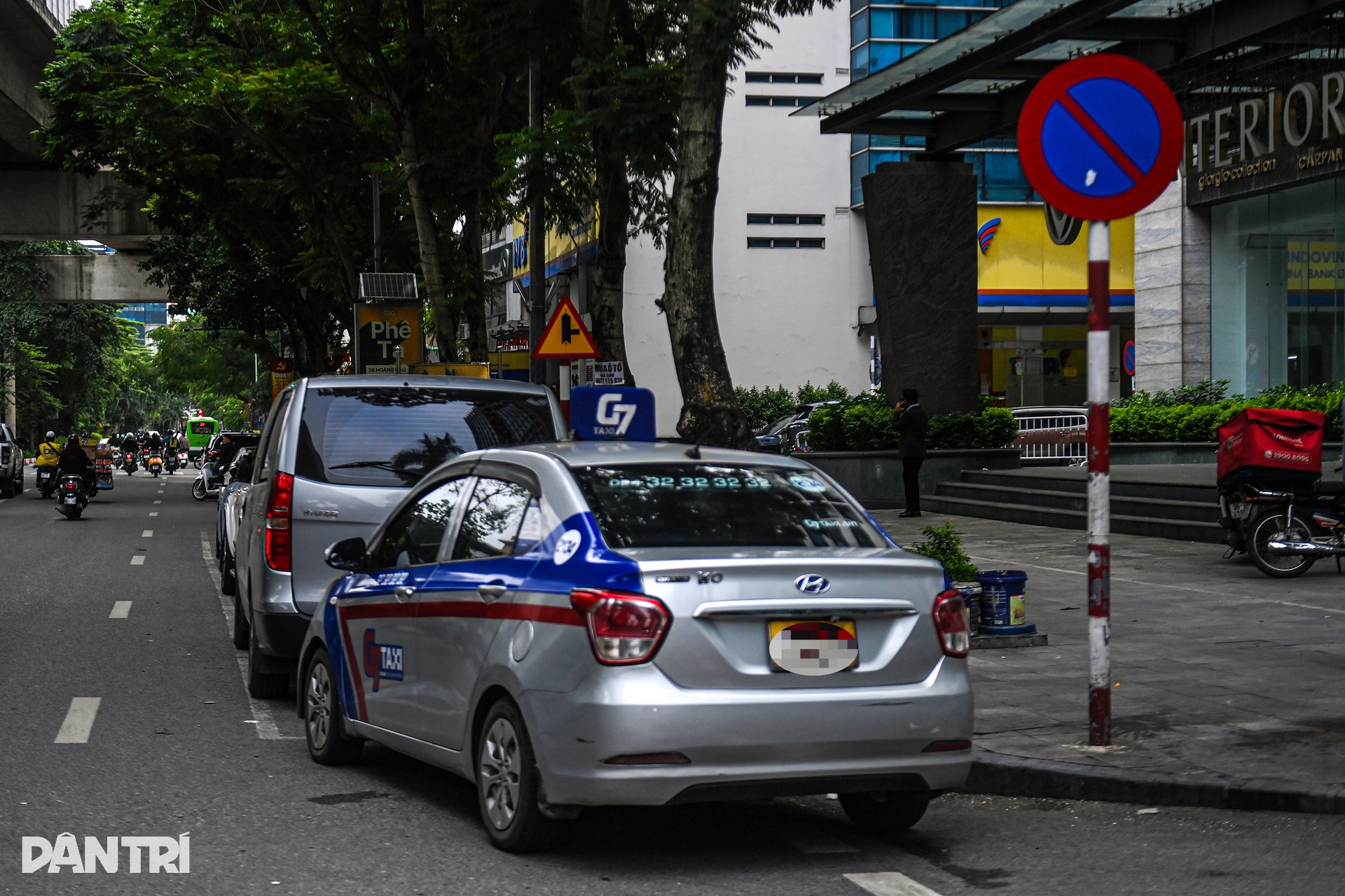 Hà Nội: Ô tô đỗ tràn lan lòng đường nhỏ hẹp, giao thông bị bóp nghẹt - 10 Hà Nội: Ô tô đỗ tràn lan lòng đường nhỏ hẹp, giao thông bị bóp nghẹt - 10