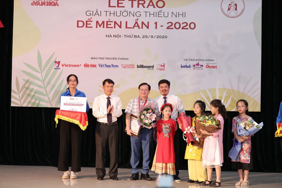 Nhà thơ Nguyễn Quang Thiều từ chối nhận giải Dế Mèn - 3 Nhà thơ Nguyễn Quang Thiều từ chối nhận giải Dế Mèn - 3