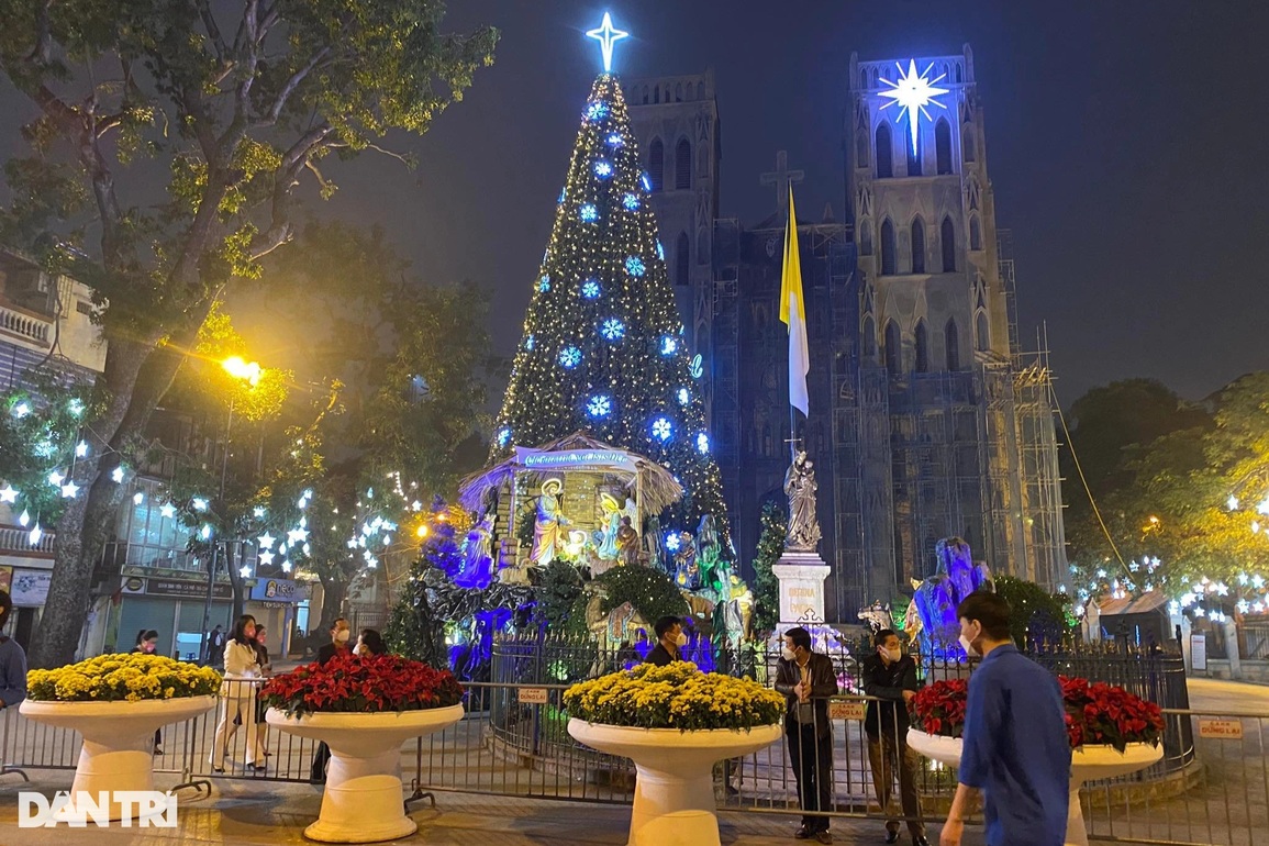 Cận cảnh 10 chốt chặn quanh Nhà thờ Lớn đêm Noel - 13 Cận cảnh 10 chốt chặn quanh Nhà thờ Lớn đêm Noel - 13
