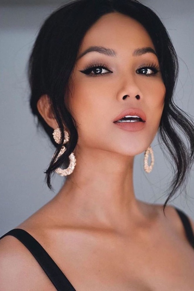 H'Hen Niê lên tiếng chuyện về quê ở vì đang mang bầu - Ảnh 1. H'Hen Niê lên tiếng chuyện về quê ở vì đang mang bầu - Ảnh 1.