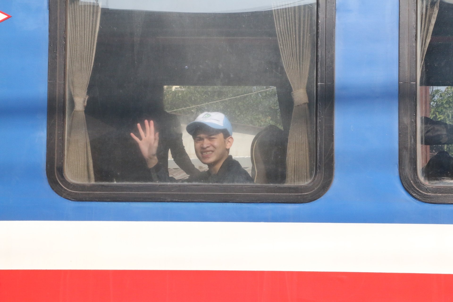 Muncitorii sunt îndurerați după ce nu s-au întors acasă de Tet timp de 10 ani pentru a economisi bani pentru educația copiilor lor - 2 Công nhân quặn lòng 10 năm không về quê đón Tết để dành tiền học cho con - 2