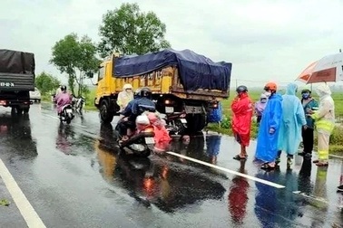 Hai thanh niên chạy xe máy về quê gặp nạn, một người tử vong