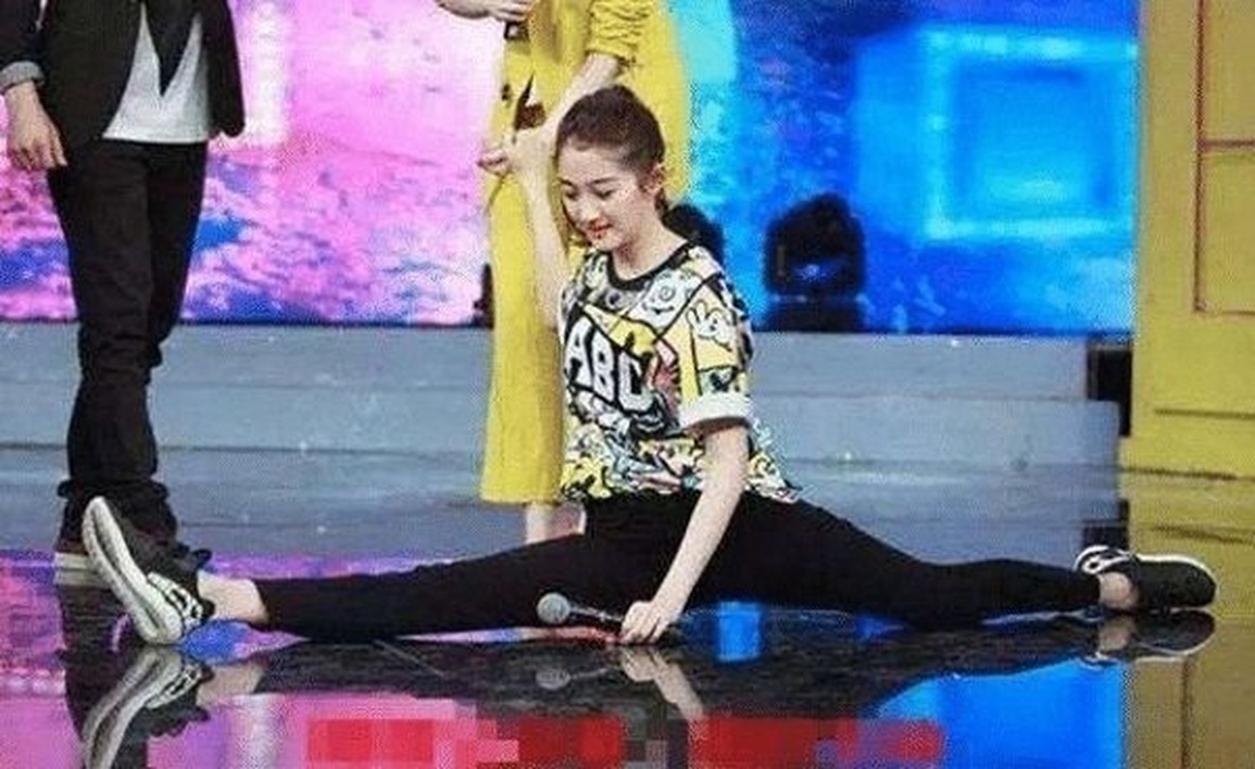 Trầm trồ trước tài bẻ lưng, xoạc chân của nhiều diễn viên Trung Quốc - 4 Trầm trồ trước tài bẻ lưng, xoạc chân của nhiều diễn viên Trung Quốc - 4