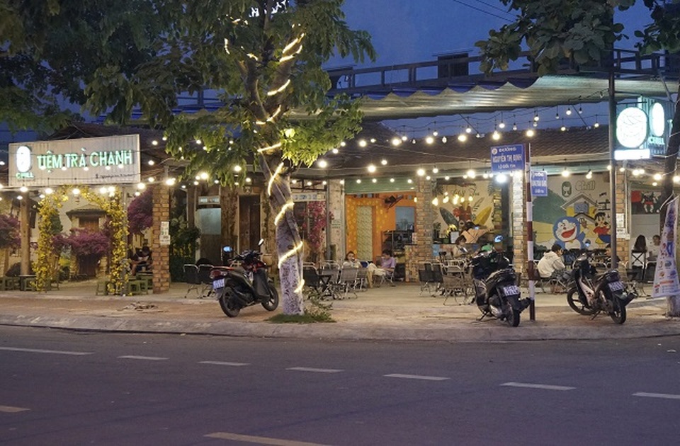 Nhà hàng vắng khách vì chỉ được nhận không quá 50% số bàn để phòng Covid-19 - 5 Nhà hàng vắng khách vì chỉ được nhận không quá 50% số bàn để phòng Covid-19 - 5