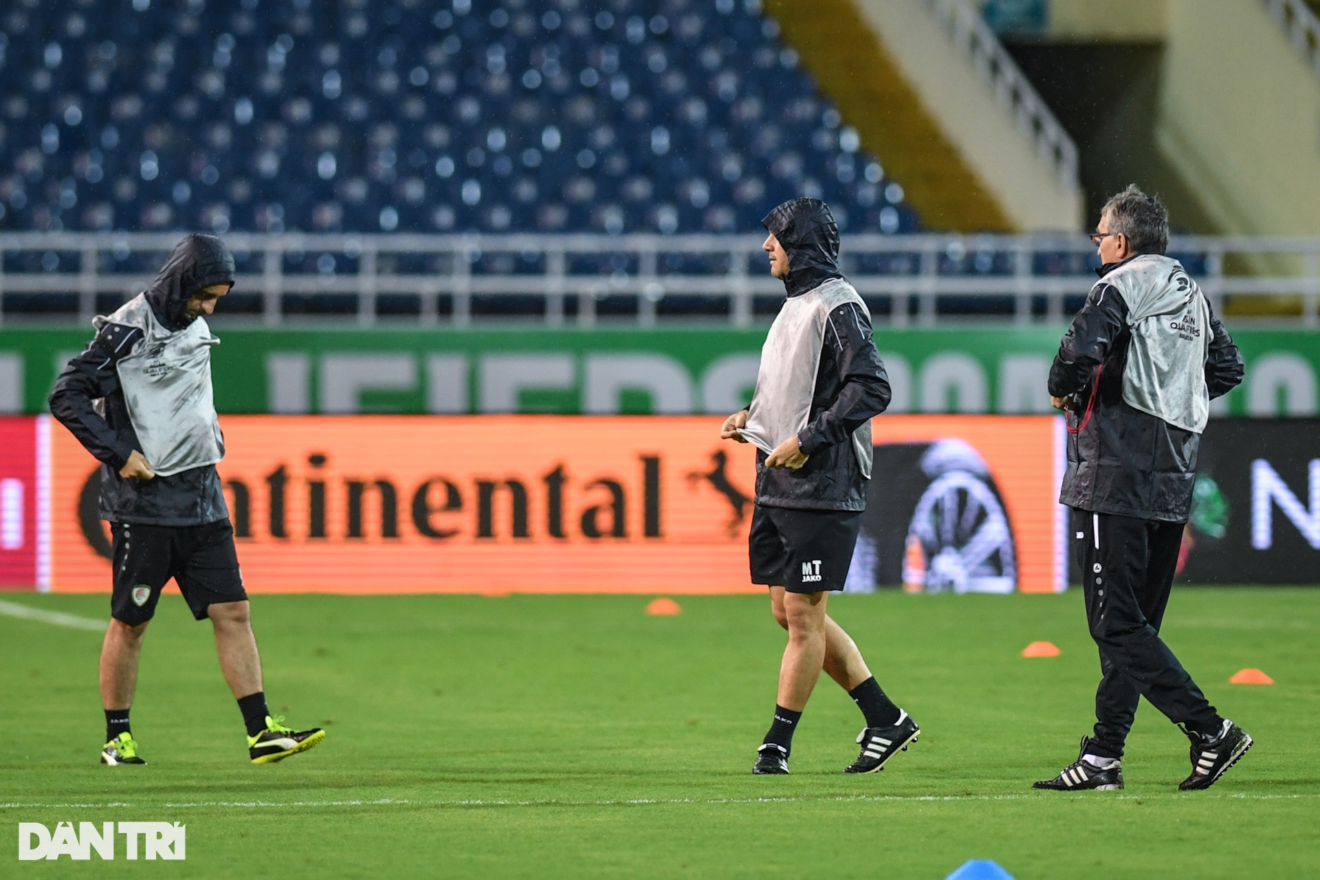 Cầu thủ Oman phô diễn kỹ thuật trong buổi luyện công dưới mưa tại Mỹ Đình - 13