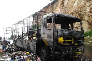 Không khởi tố những người “hôi của” xe chở hàng bị cháy