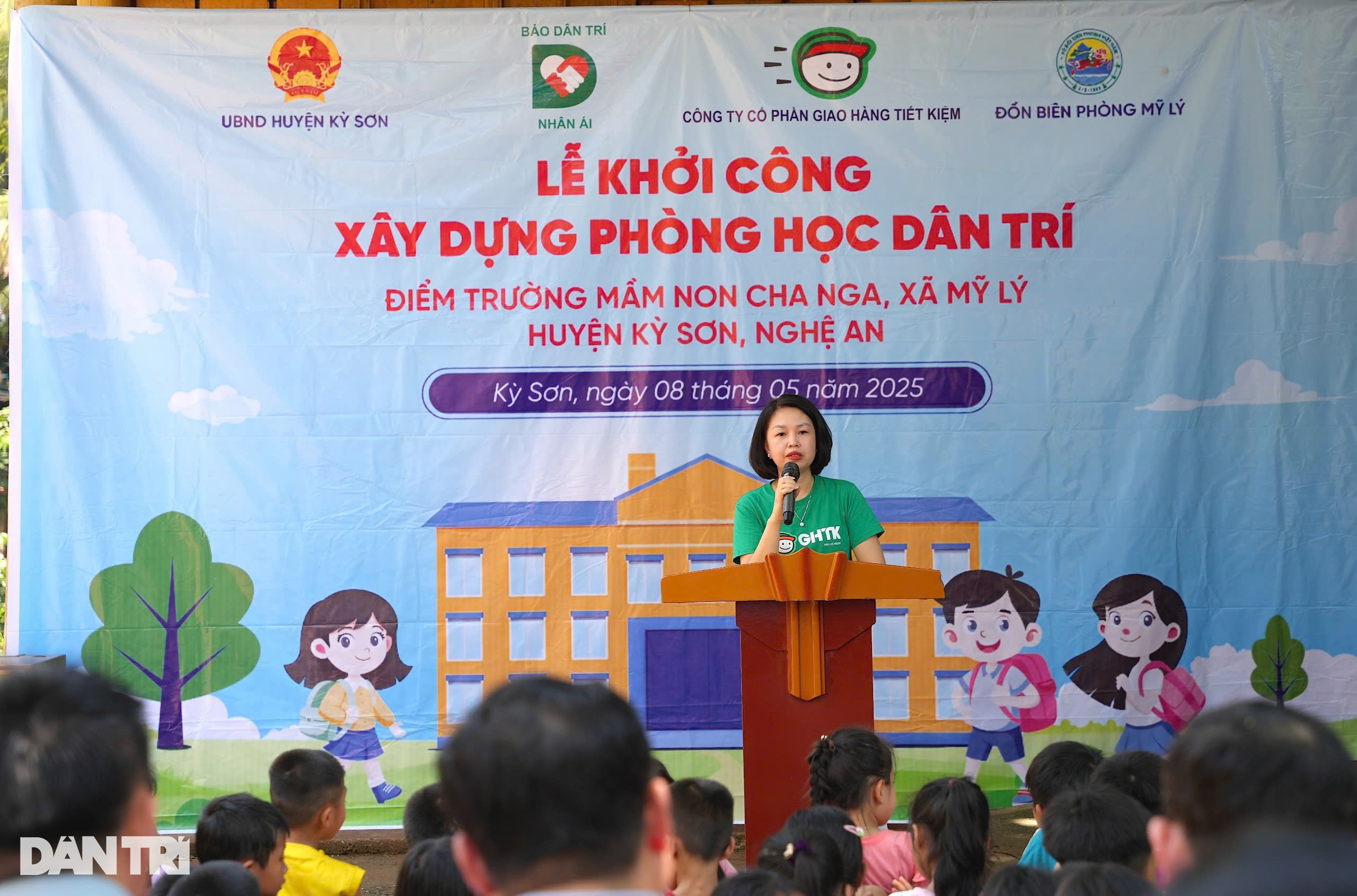 Khởi công phòng học Dân trí nơi bản nghèo heo hút ở xứ Nghệ - 5 Khởi công phòng học Dân trí nơi bản nghèo heo hút ở xứ Nghệ - 5