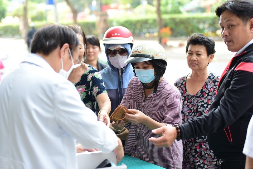 25000 chiếc khẩu trang được phát miễn phí tại Viện thẩm mỹ Siam Thailand - 2 25000 chiếc khẩu trang được phát miễn phí tại Viện thẩm mỹ Siam Thailand - 2