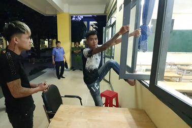 Rủ bạn về trường cũ trộm hàng loạt máy tính