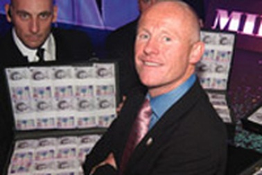 Nhà tỉ phú tự cắt tóc, tự lái máy bay