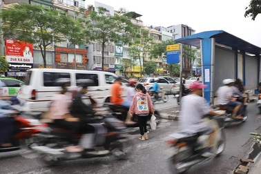 Trạm dừng xe buýt “bất khuất”: Thuận tiện đón trả khách?