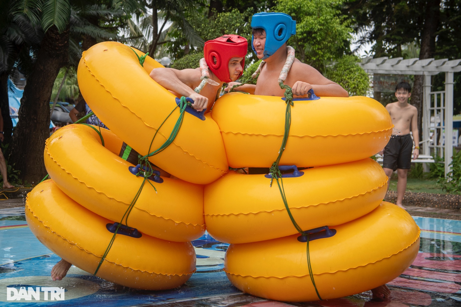 Nắng nóng gay gắt, biển người đổ về Công viên nước Hồ Tây giải nhiệt - 10 Nắng nóng gay gắt, biển người đổ về Công viên nước Hồ Tây giải nhiệt - 10