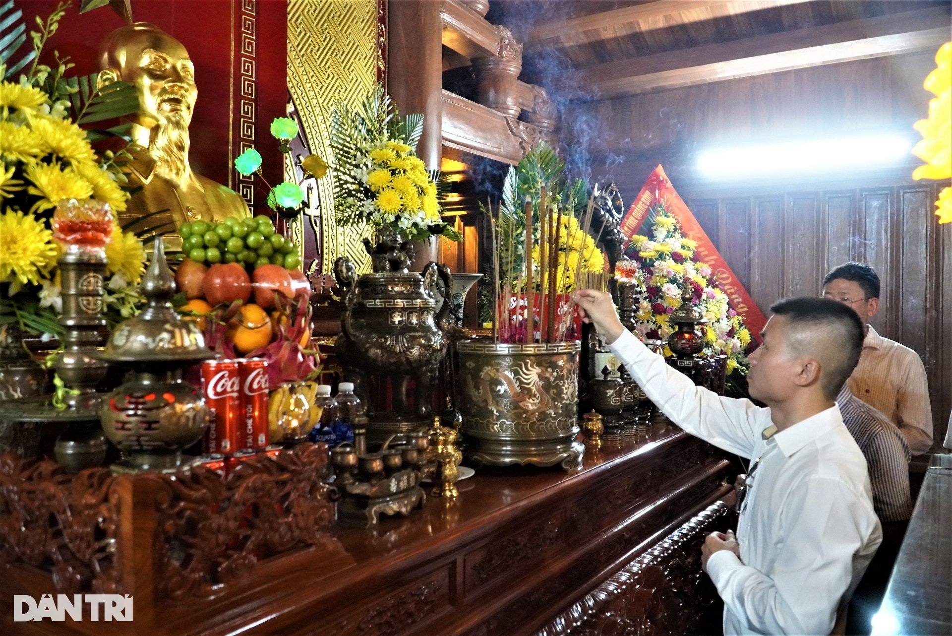 View - Bộ trưởng Đào Ngọc Dung dâng hương Đền thờ Bác Hồ và các anh hùng liệt sỹ | Báo Dân trí