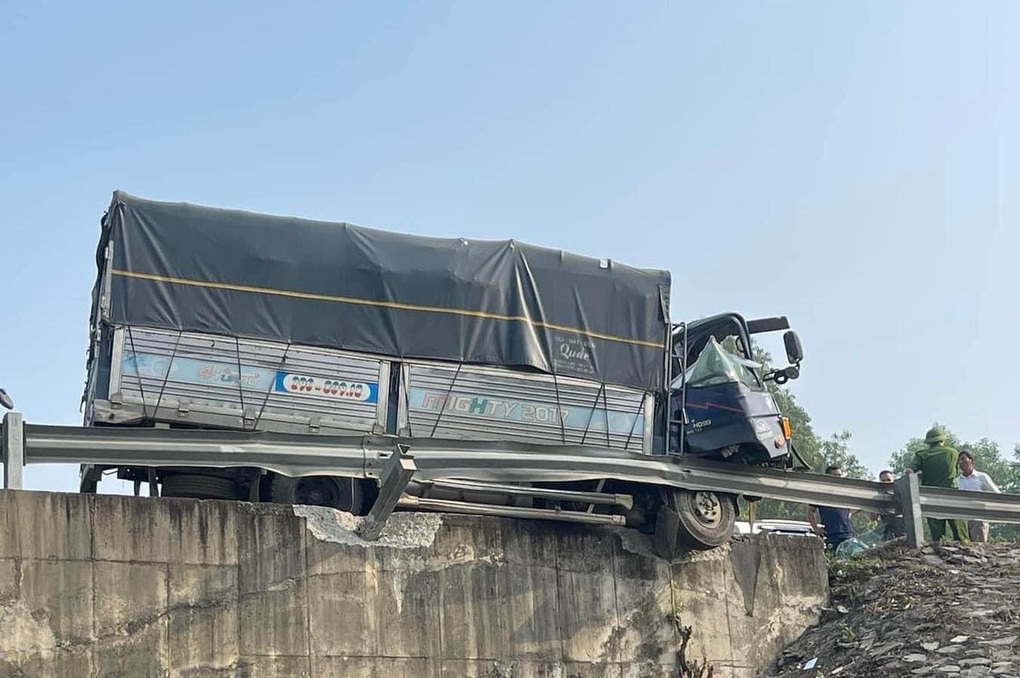 4 ô tô va chạm liên hoàn trên cao tốc Nội Bài - Lào Cai - 2