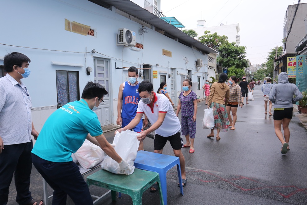 Tấm lòng mùa dịch, san sẻ yêu thương đến với người dân TPHCM - 2 Tấm lòng mùa dịch, san sẻ yêu thương đến với người dân TPHCM - 2