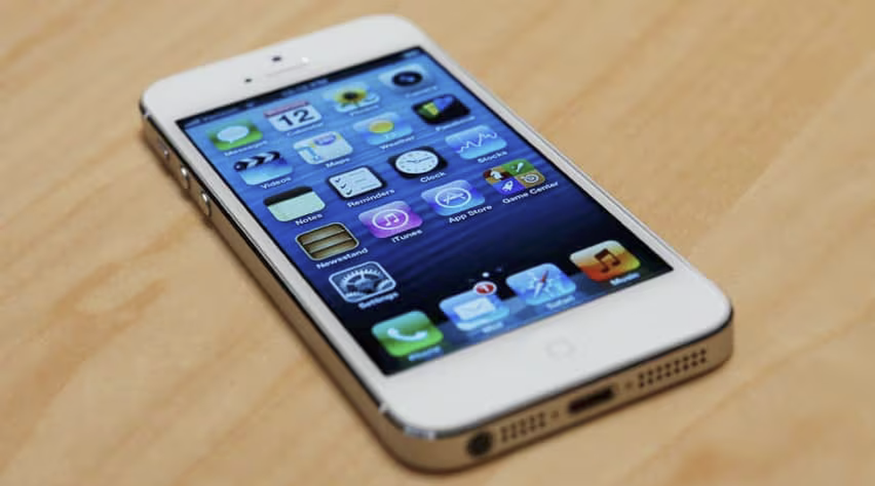 15. iPhone 5 - Ra mắt năm 2012. Đây là phiên bản iPhone đầu tiên được nâng cấp màn hình lên kích thước 4-inch, thay vì ở mức 3,5-inch như các phiên bản iPhone trước. Chiếc iPhone này của Apple đã bán được hơn 146 chiếc trên toàn cầu (Ảnh: CNBC). 15. iPhone 5 - Ra mắt năm 2012. Đây là phiên bản iPhone đầu tiên được nâng cấp màn hình lên kích thước 4-inch, thay vì ở mức 3,5-inch như các phiên bản iPhone trước. Chiếc iPhone này của Apple đã bán được hơn 146 chiếc trên toàn cầu (Ảnh: CNBC).