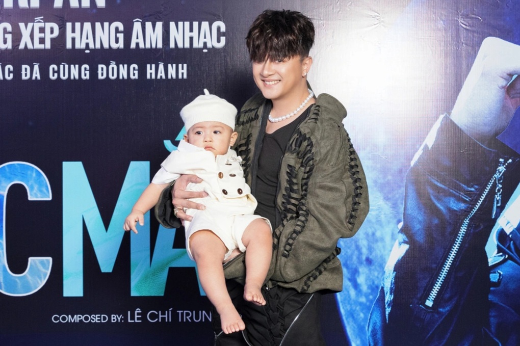 Cao Thái Sơn nhận bằng kỷ lục, hé lộ cuộc sống làm bố ở tuổi U40 - 1