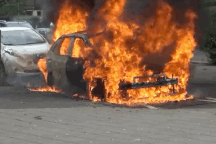 Vừa rút dây sạc, ô tô điện bùng cháy dữ dội trên phố