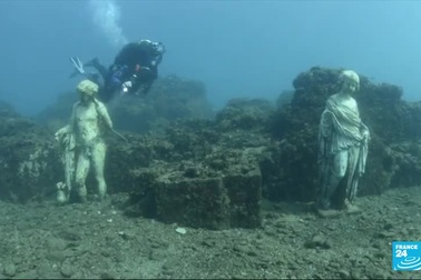 "Thành phố tiệc tùng xa hoa" của giới quyền lực chìm sâu dưới đáy đại dương