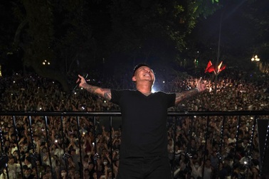 Ca sĩ Tuấn Hưng bị xem xét xử phạt vì tổ chức liveshow tại ban công