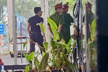 Ca sĩ Ưng Hoàng Phúc xuất hiện tại trụ sở Công an TPHCM