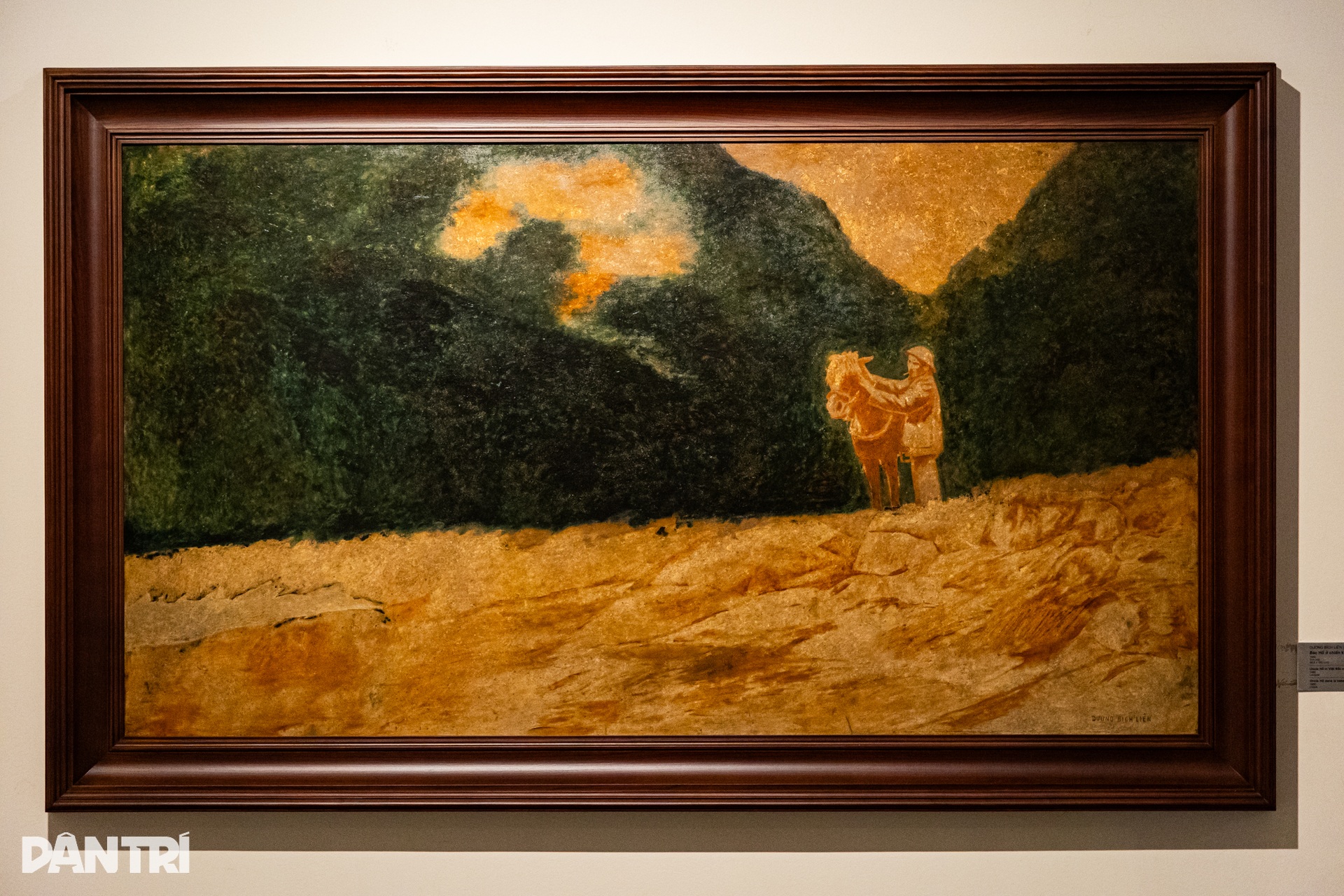 Khách Tây chăm chú ngắm tranh sơn mài, tượng phật bà tại Bảo tàng Mỹ thuật - 9 Khách Tây chăm chú ngắm tranh sơn mài, tượng phật bà tại Bảo tàng Mỹ thuật - 9