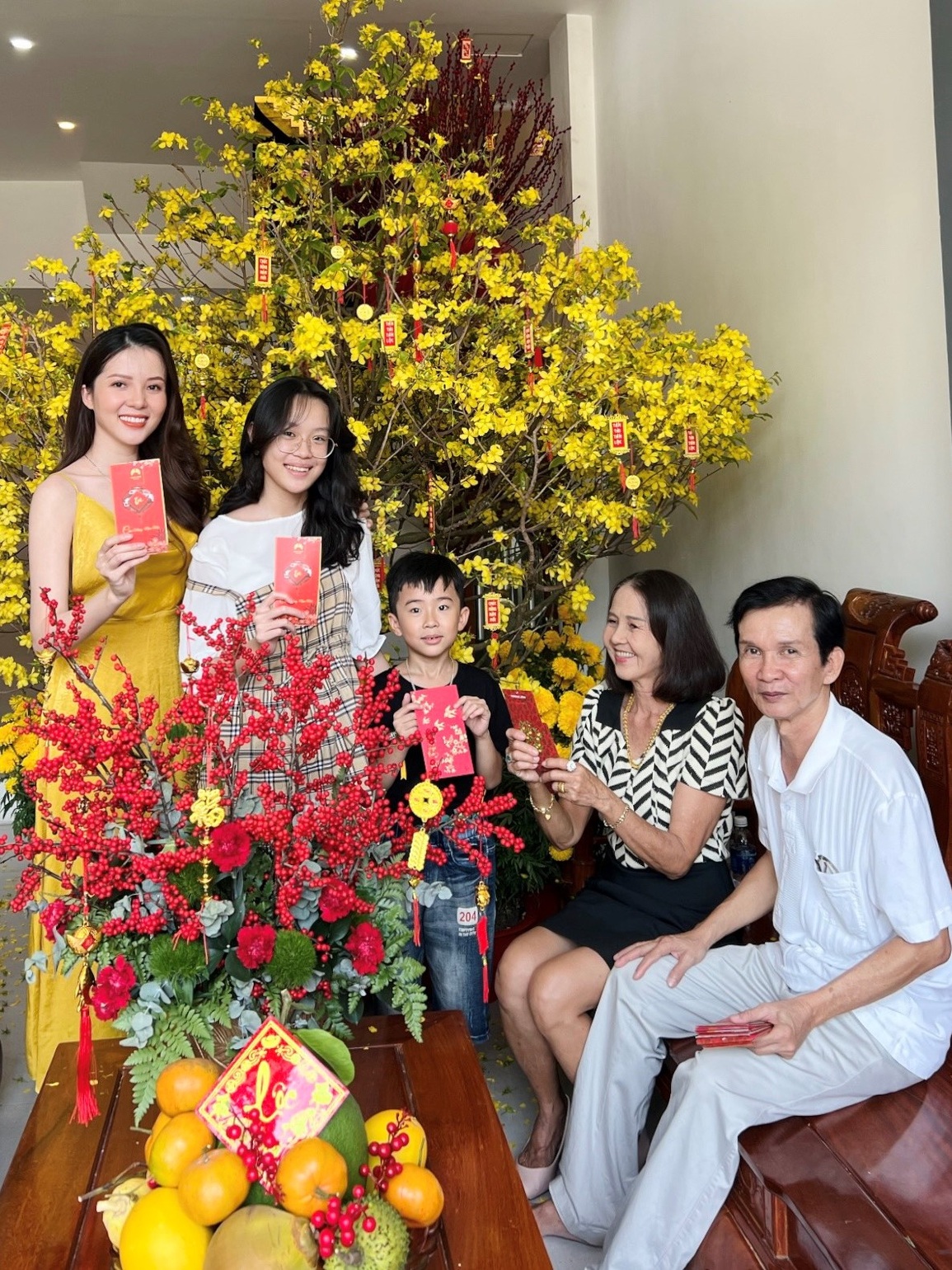 Hoa khôi Huỳnh Thúy Vi: Qua đại dịch, điều trân quý đó là Tết đoàn viên! - 2 Hoa khôi Huỳnh Thúy Vi: Qua đại dịch, điều trân quý đó là Tết đoàn viên! - 2