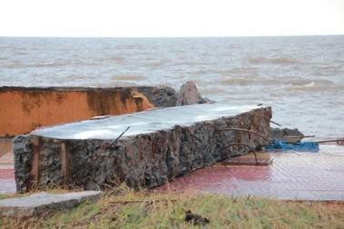 Bãi biển Đồ Sơn tan hoang sau bão số 10