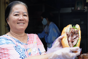 Bánh mì sườn nướng cả tảng ở TPHCM: Việt kiều về nước cũng tìm mua