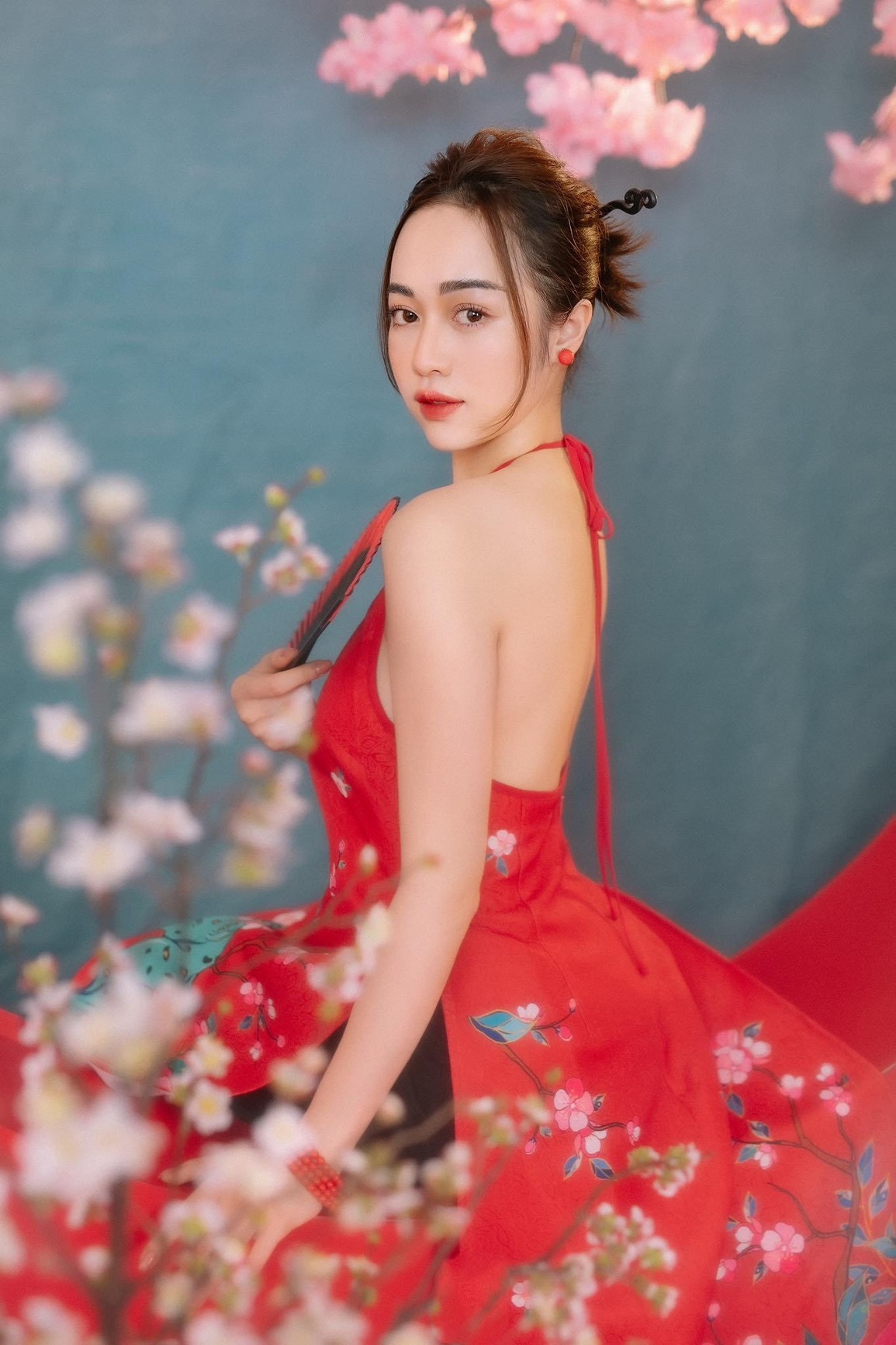 Hot girl gợi cảm hé lộ bí quyết giữ eo thon dáng đẹp ngày Tết - 3