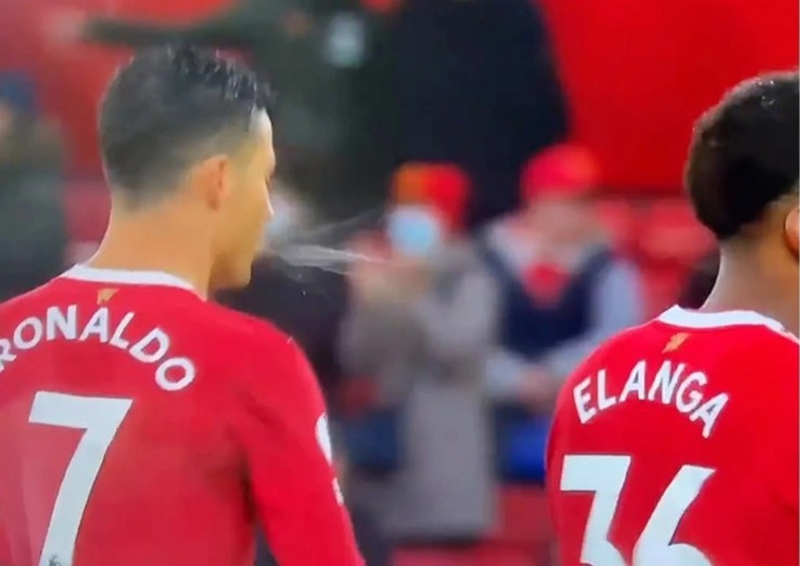 C.Ronaldo bị phát hiện nhổ nước bọt vào đồng đội ở Man Utd - 1 C.Ronaldo bị phát hiện nhổ nước bọt vào đồng đội ở Man Utd - 1