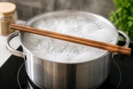 Vì sao nên đặt một đôi đũa gỗ trên miệng nồi khi nấu mì