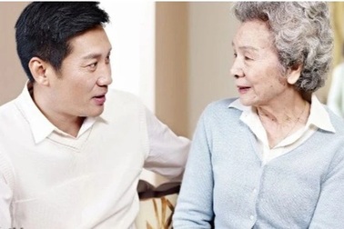 Mẹ chồng bị liệt, vợ bỗng dưng đưa một tờ giấy khiến tôi bật khóc