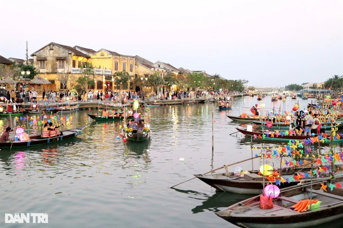 Hội An chấn chỉnh loạn đèn lồng trên sông Hoài - 1 Hội An chấn chỉnh loạn đèn lồng trên sông Hoài - 1